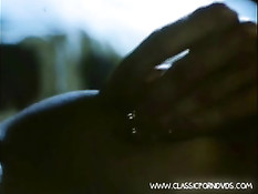 Девушка в бассейне присосалась к сладкой киске своей подруги