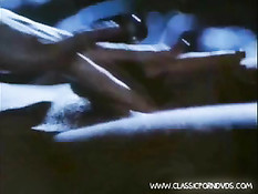 Девушка в бассейне присосалась к сладкой киске своей подруги