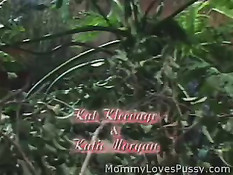 Девушки нашли в кустах большой прозрачный член