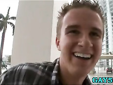 Чёрный мужик трахает в попку своего белого приятеля