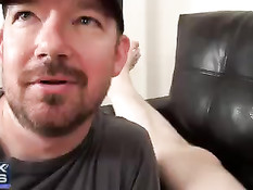 Александр руками и языком мастурбирует член приятелю