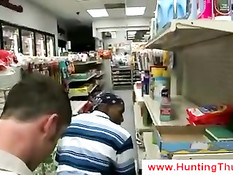 Белый парень надев презерватив засунул член в анус негру