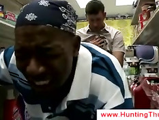 Белый парень надев презерватив засунул член в анус негру