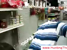 Белый парень надев презерватив засунул член в анус негру