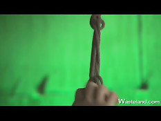 Связанную Дейзи ублажают при помощи секс машин