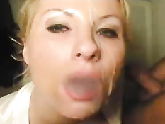 Для этой опытной девушки курение минету не помеха