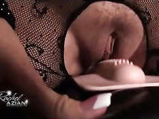 Рэйчел Азиани испытывает секс машину в красивом чёрном боди