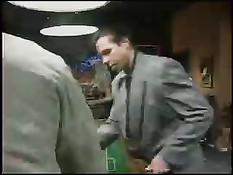 Порнозвезда Helen Duval делает мужикам минет в баре