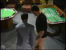 Порнозвезда Helen Duval делает мужикам минет в баре