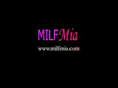 Сексуальная женщина делает минет в автомобиле