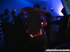 Девушки на вечеринке оголяют свои молодые груди