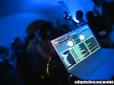 Девушки на вечеринке оголяют свои молодые груди