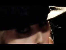 Девушка в шляпе делая минет эротично курит длинную сигарету