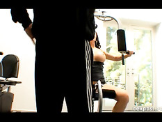 После тренажёров спортивная девушка не прочь заняться сексом