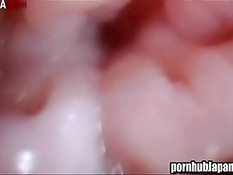 Японский парень вставляет палец в волосатую пизду девушки