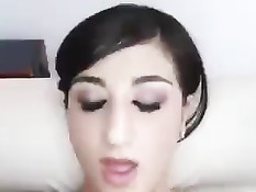 Молоденькая Ким расстегнула ширинку и принялась сосать член