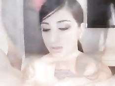 Молоденькая Ким расстегнула ширинку и принялась сосать член