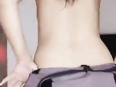 Молоденькая Ким расстегнула ширинку и принялась сосать член