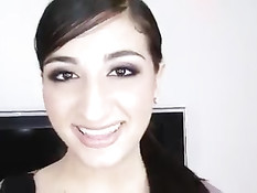 Молоденькая Ким расстегнула ширинку и принялась сосать член