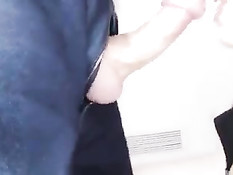 Молоденькая Ким расстегнула ширинку и принялась сосать член