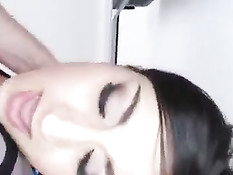 Молоденькая Ким расстегнула ширинку и принялась сосать член