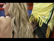 Девушка вышла на ринг, чтобы побаловать двух бойцов