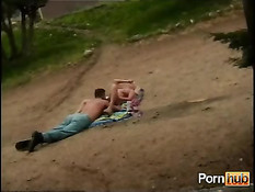 Пара любит заниматься сексом в конюшне и возле дороги