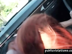 Рыжая сосёт член на переднем сиденье автомобиля