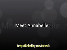 Аннабель путешествует по городу в полуобнажённом виде