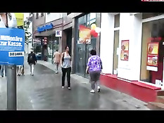 Джина делает парню минет в разных укромных уголках города