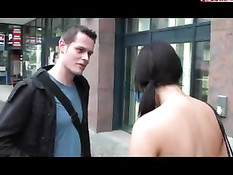 Джина делает парню минет в разных укромных уголках города