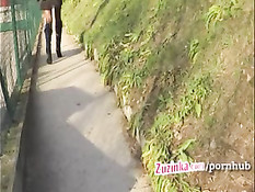 Девушка эксгибиционистка раздевается в разных людных местах