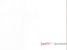 Девушка эксгибиционистка раздевается в разных людных местах