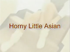 Маленькая азиатская девочка делает минет и ебёт себя вибратором