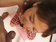 Маленькая азиатская девочка делает минет и ебёт себя вибратором