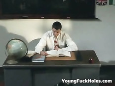 Молодая азиатская девушка-студентка оттрахана преподавателем
