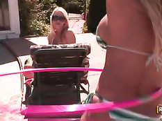 Анджелина и Лилит весело проводят время в открытом бассейне