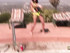 Анджелина и Лилит весело проводят время в открытом бассейне