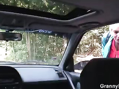 Водитель подобрал женщину на дороге и оттрахал в машине