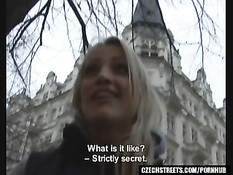 Чешская девушка Петра за деньги готова сделать минет незнакомцу