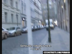 Чешская девушка Петра за деньги готова сделать минет незнакомцу