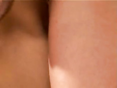 Пара уединилась в комнате, где занялась кунилингусом и минетом