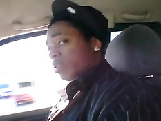 Чёрные парни проезжая на машине по городу сняли мулатку