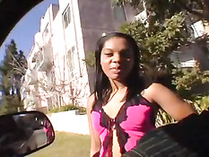 Чёрные парни проезжая на машине по городу сняли мулатку