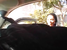 Чёрные парни проезжая на машине по городу сняли мулатку