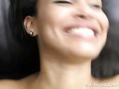 На порнокастинге мужик жёстко выебал соблазнительную мулатку