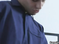 Мужик заставил молодую блондинку отсосать его член