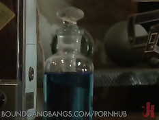 Девушка оплачивает долги своего приятеля собственным телом