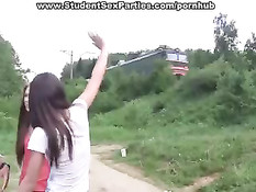 Развратные студенты устраивают групповухи в лесополосе