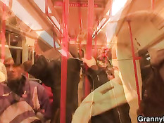 Встретил в метро зрелую женщину, привёл домой и оттрахал